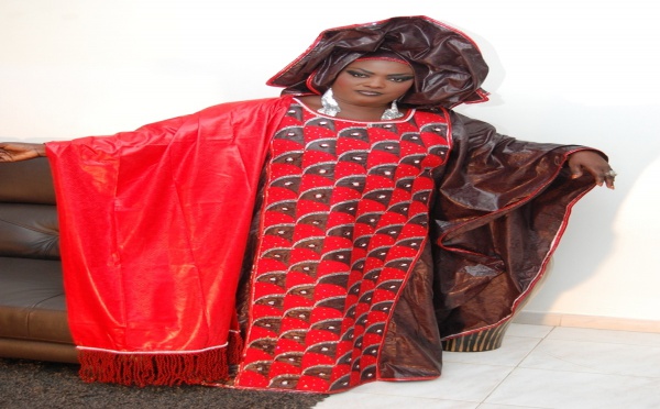 La chanteuse Ndéye Ndiaye Lamsal bien habillée