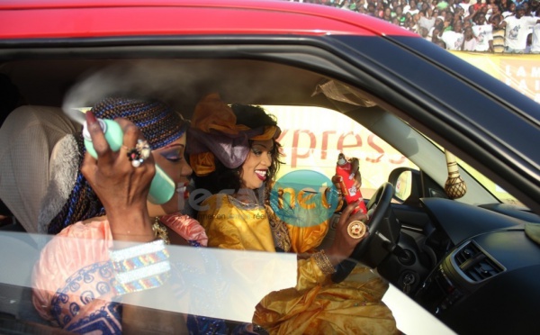 Oumou Sow au volant de sa rutilante bagnole
