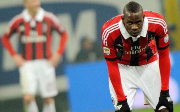 Milan AC - Balotelli pris en train de fumer dans le train