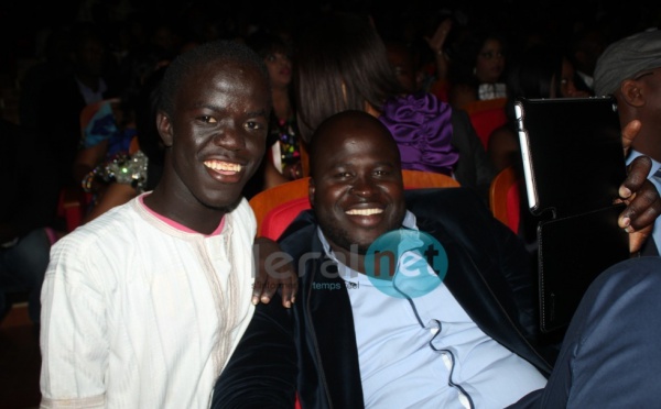 Le jet-setteur Daouda Mbow rigole avec son ami