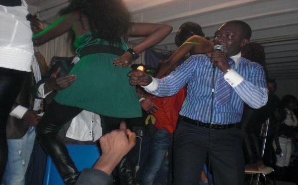 "Chaise bi" la nouvelle danse qui fait fureur dans les "night club" de Dakar
