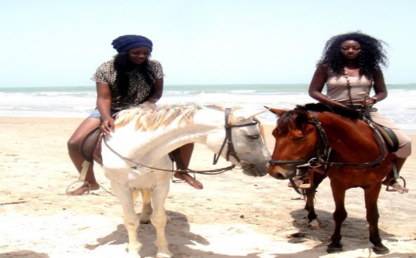 Les soeurs jumelles Gabrielle et Roky Goudiaby en vacances en Gambie