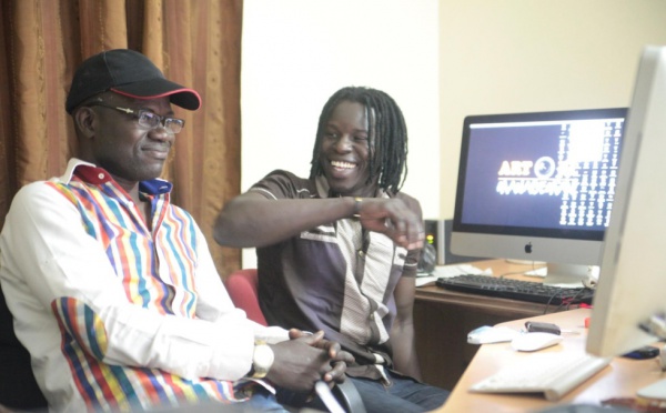 Le réalisateur Papis Niang en séance de travail avec Abou Thioubalo pour le tournage d'un nouveau clip!