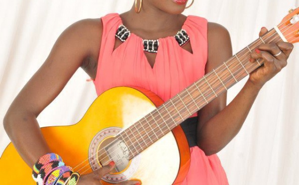 La chanteuse Myrma, folle amoureuse de sa guitare!