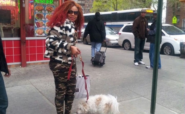 Amina Poté et son caniche en promenade