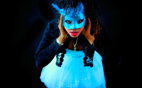 La chanteuse GuiGui et son...  masque à la Lady Gaga!