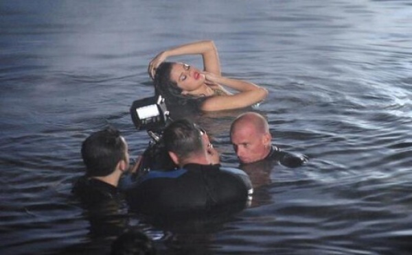 Selena Gomez nue entre l’eau et les flammes !
