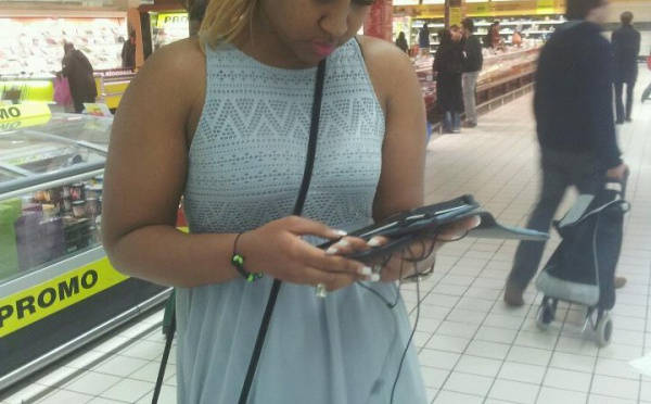 Le mannequin Johanna Barry accaparée par son Galaxy Tab!