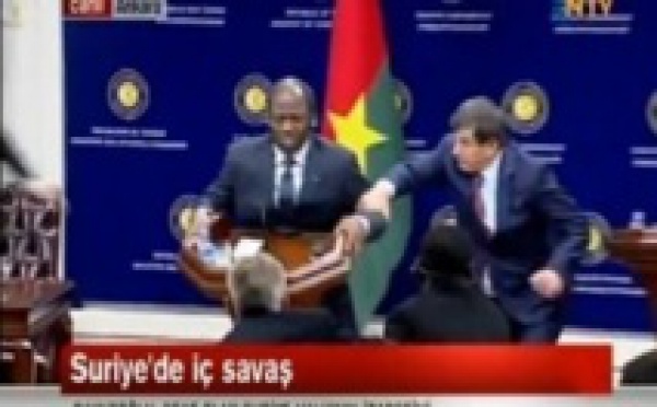 Le chef de la diplomatie burkinabé tombe en syncope devant les caméras en Turquie [Regardez!]