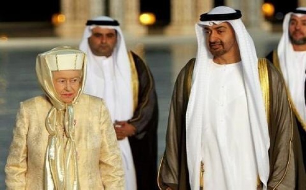 La reine Elisabeth II visite une mosquée à Abu Dhabi et porte le foulard islamique par la même occasion!