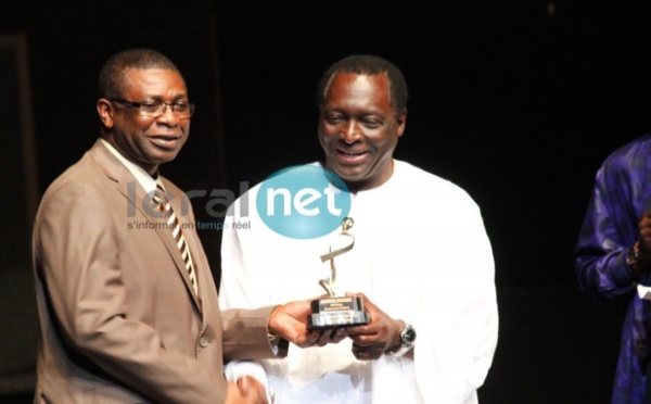 L'inépuisable Ousmane Diakhaté recevant un prix des mains de Youssou Ndour