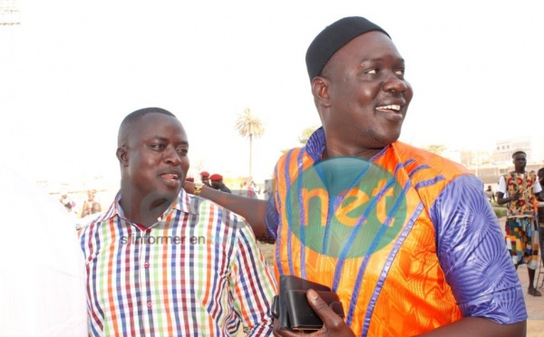 Lamine Samba rigole avec le promoteur de lutte Assane Ndiaye