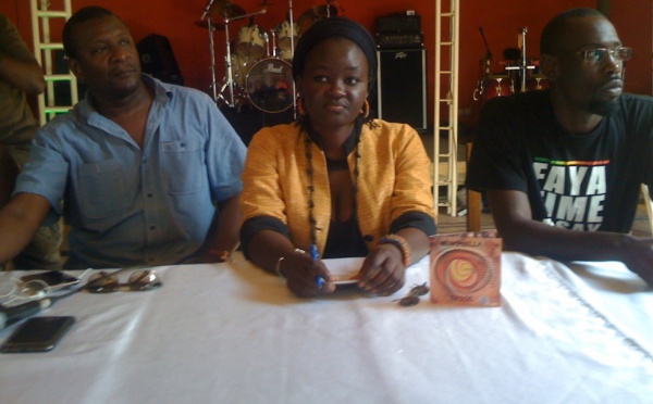 Shula Ndiaye en compagnie de Bouba Kirikou et du producteur Henri Guillabert