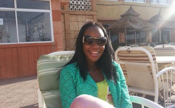 Aby Gabon en mode relax au bord de la piscine