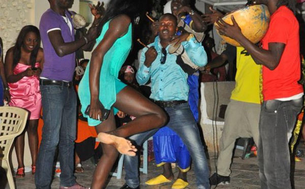 Le mannequin Feuza danse le sabar à l'occasion de son anniversaire!