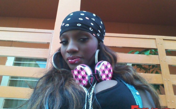Khady Thiam met sa poitrine en évidence !