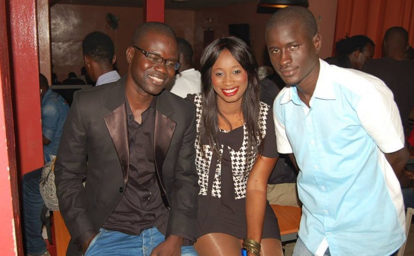 Le réalisateur Papis Niang en compagnie de Chacha de Bégué Time