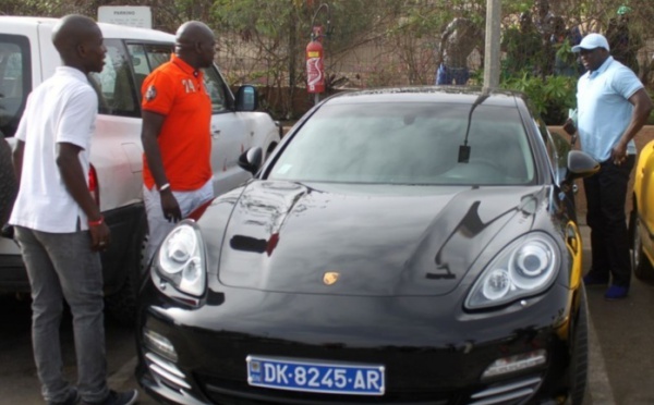 Aziz Ndiaye et sa porsche Panamera Hybrid 2013 au Terrou-Bi!