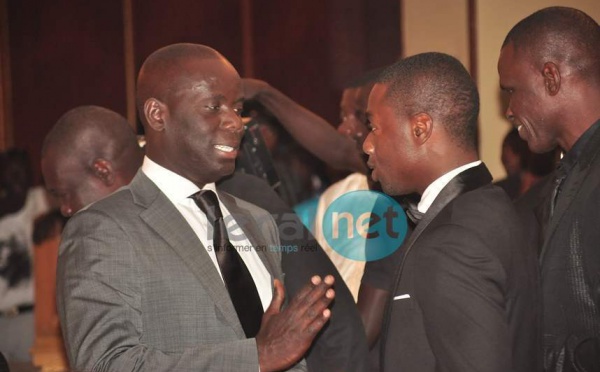 Malick Gakou en pleine discussion avec Birane Ndour, le fils de You