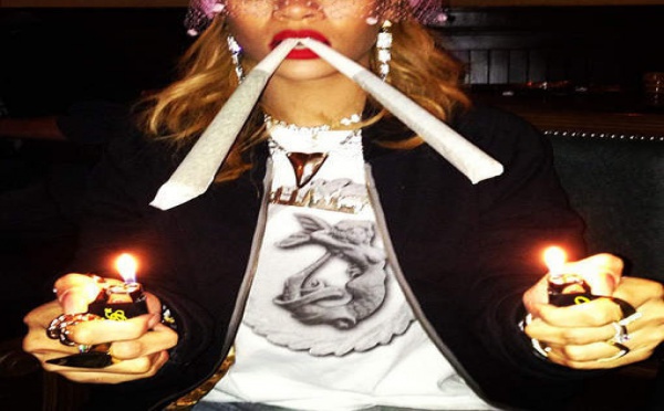 Joints géants aux lèvres, Rihanna milite pour la légalisation du cannabis