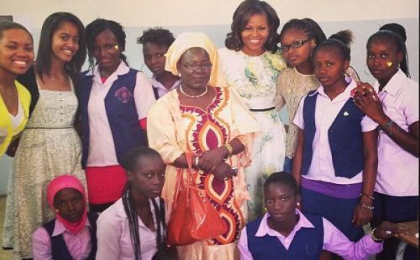 Michelle Obama et sa fille Malia avec les élèves du collège Martin Luther King