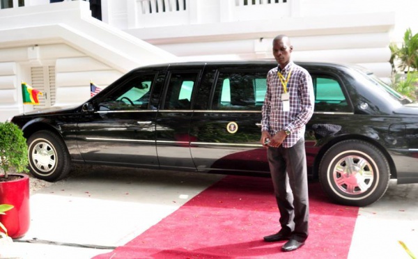 Le journaliste Birahim Touré de Zik Fm devant la limousine du Président américain
