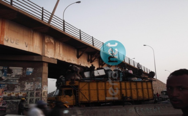 Regardez! Un camion extrêmement surchargé veut passer sous le "Pont Sénégal 92"