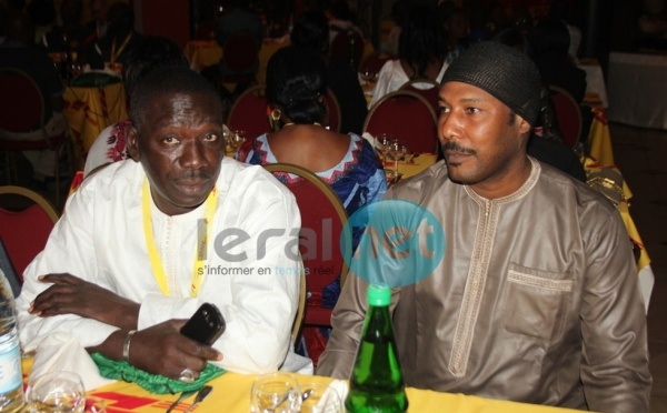 Les comédiens Pape Faye et Kader Pichininiko à table