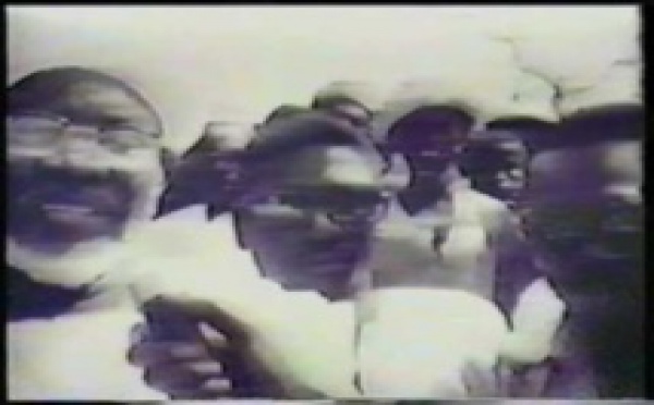 Vidéo archive. Visite officielle de Senghor dans le Sine-Saloum : L'ancien président accueilli par le saint homme El Hadji Ibrahim Niass Baye.