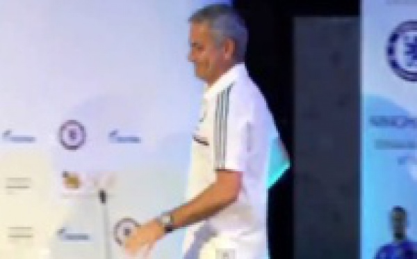 Oups. La petite chute mignonne de José Mourinho à Bangkok. Regardez !