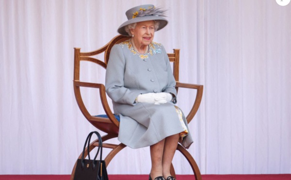 La reine Elizabeth II très enjouée à sa parade anniversaire, elle se laisse emporter par la musique !