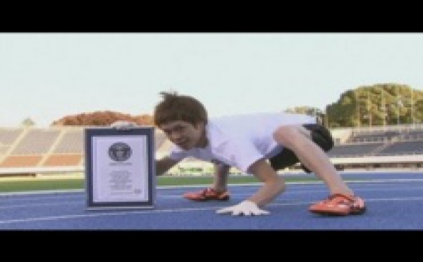 A quatre pattes, il est l’homme le plus rapide au monde. Regardez son record Guinness