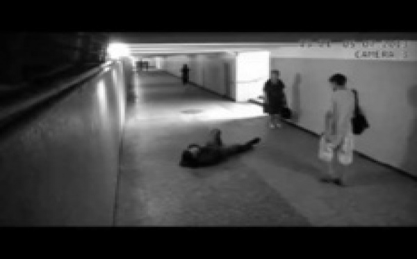 Vidéo: Devant un voleur, elle récupère son téléphone comme Chuck Norris !! Regardez