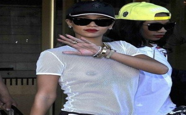 Rihanna dévoile sa poitrine sous une tenue transparente, sans soutien-gorge !