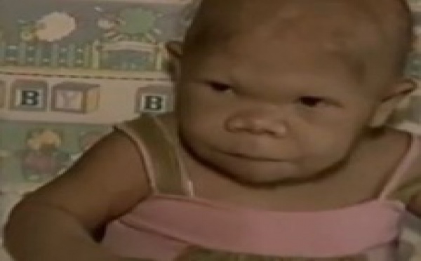 Vidéo: ce bébé a pourtant 28 ans! Regardez