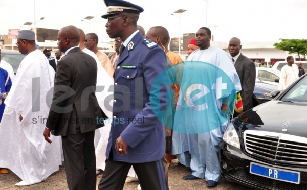 Macky Sall et son fils aîné Amadou à la Grande Mosquée de Dakar
