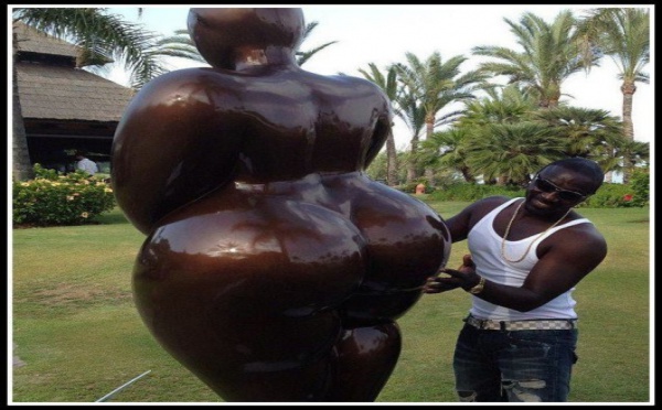 Photo- Akon et la statue: No comment!