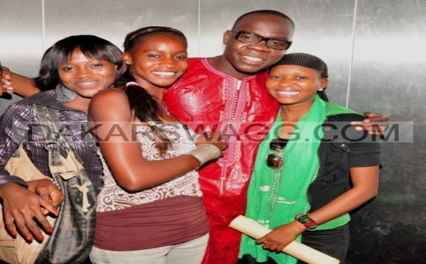 Abdou Guitté Seck posant avec ses fans