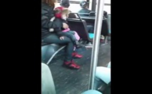 [Regardez!] Une femme jette son bébé pour se battre dans un bus