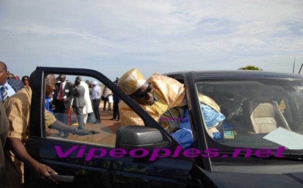 Pape Diagne, le Grand Serigne de Dakar rentre difficilement dans sa voiture à cause de son « Grand Boubou »