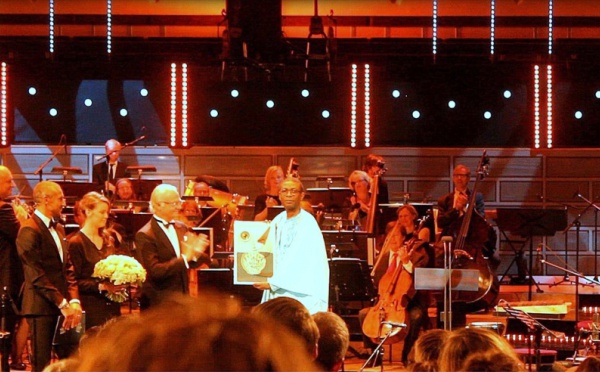 Photo de Youssou NDOUR recevant son prix des mains du Roi de Suède