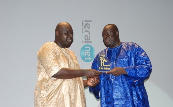 L'excellent journaliste de la Rfm, Assane Guèye, recevant le prix "Ragnée"