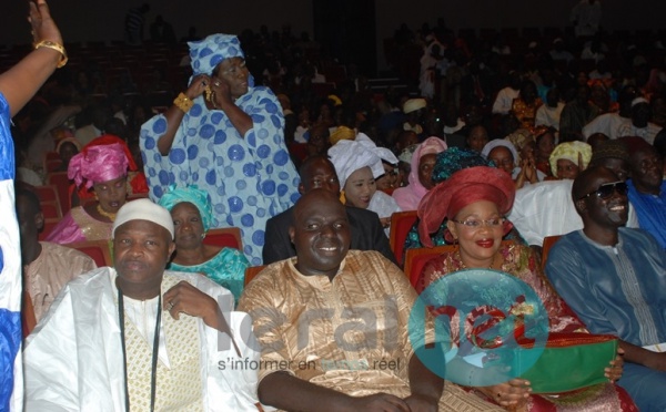 Aïda Mbodj assise aux côté de Me Alioune Badara Cissé