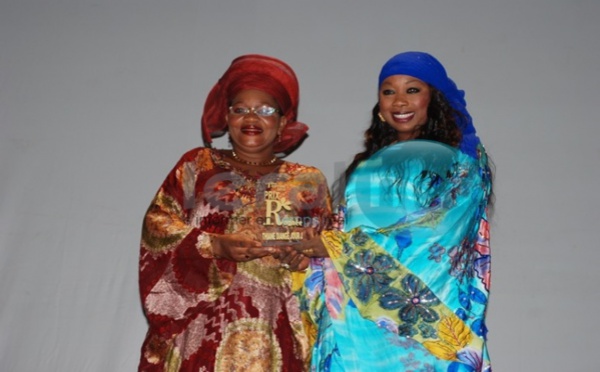 La styliste Thiané Diagne recevant le prix "Ragnée" des mains de Aïda Mbodji