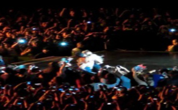 [Vidéo] Un fan surexcité fait tomber Beyoncé sur scène.