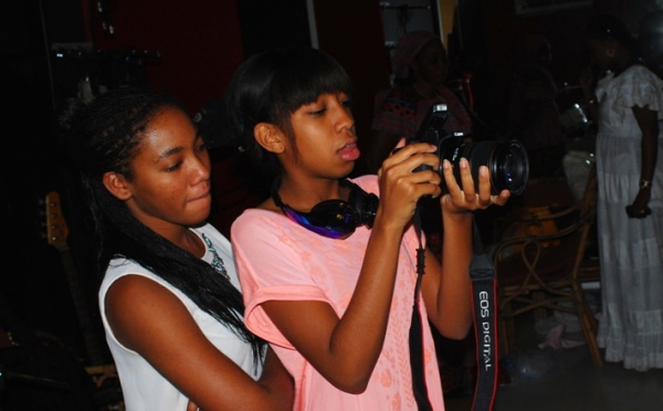 Zeyna, la fille de Viviane joue au photographe