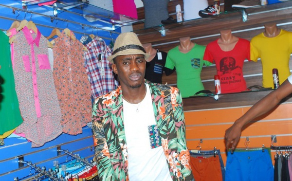 Waly Seck en mode shopping