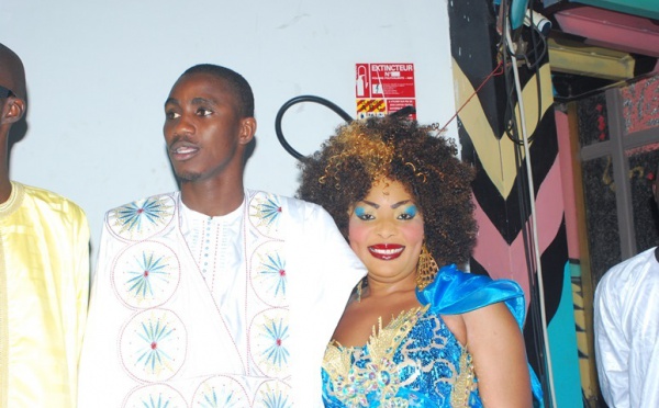 Wally Seck pose avec une de ses nombreuses admiratrices 