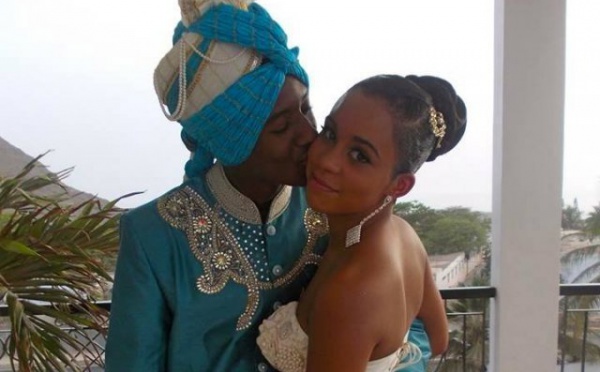 Ibou Kara embrasse son épouse Léa Soukeyna Ndiaye