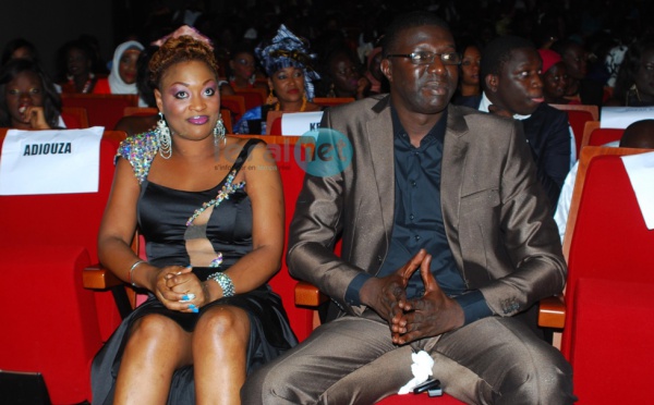 Quand Titi exhibe gravement ses cuisses devant les photographes !
